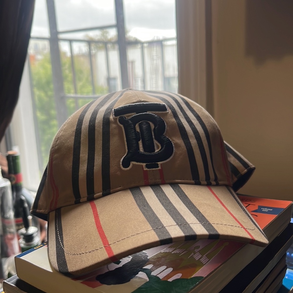 Unisex Burberry Print SnapBack. - Picture 2 of 4